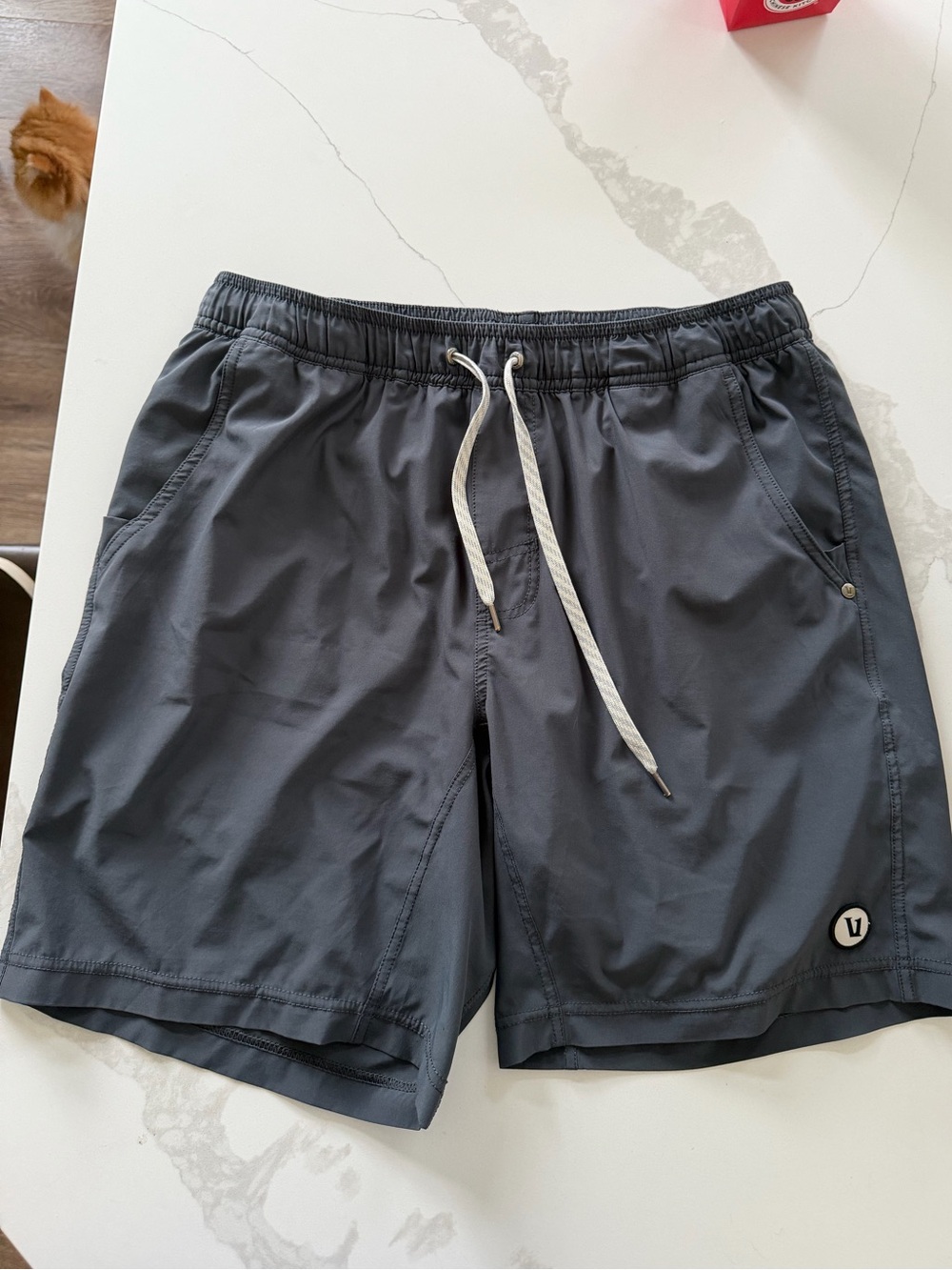 Vuori men shorts Kore Short lined 7.5” size L Charcoal